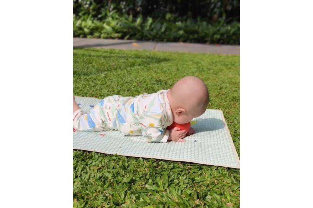 Momen Anak Kedua Nikita Willy Tummy Time di Rumput 4.jpg