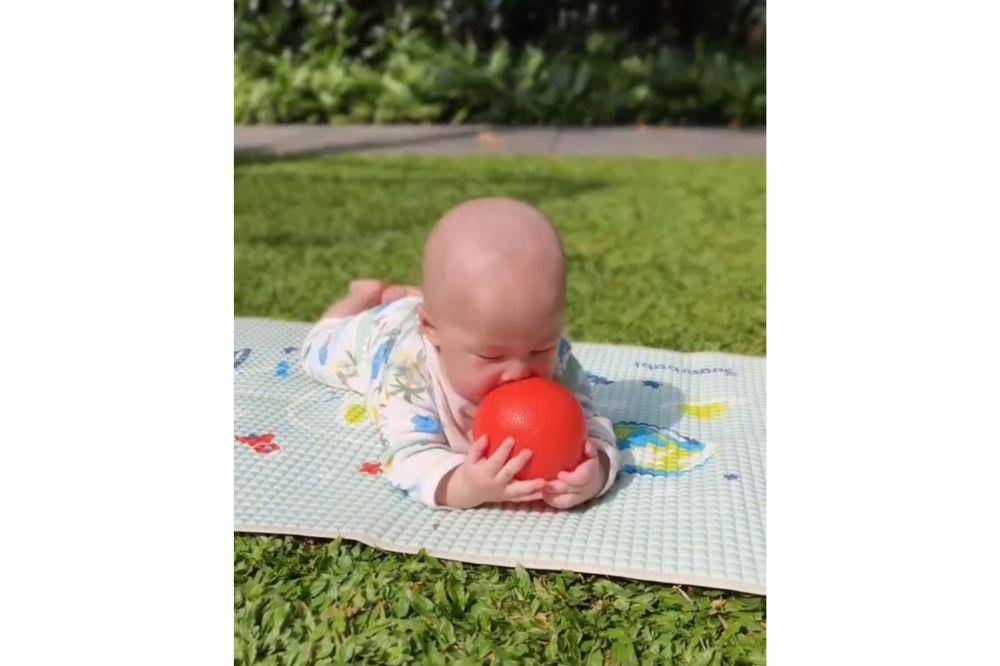 Momen Anak Kedua Nikita Willy Tummy Time di Rumput 5.jpg