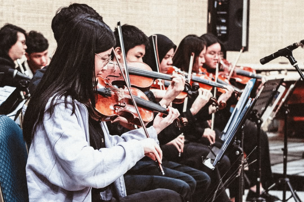 Mahasiswa BINUS bermain orkestra