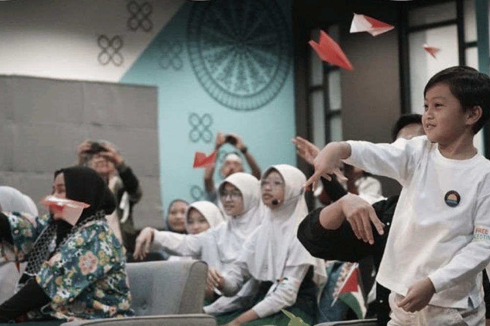 Anak-anak tampak suportif mengikuti kegiatan