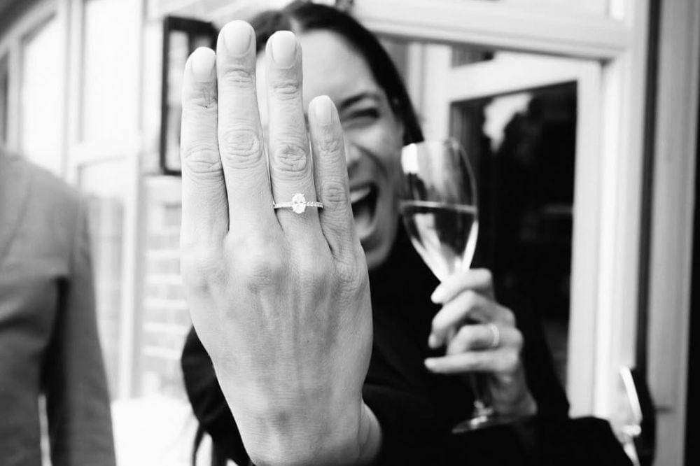 Thom Haye lamar kekasihnya