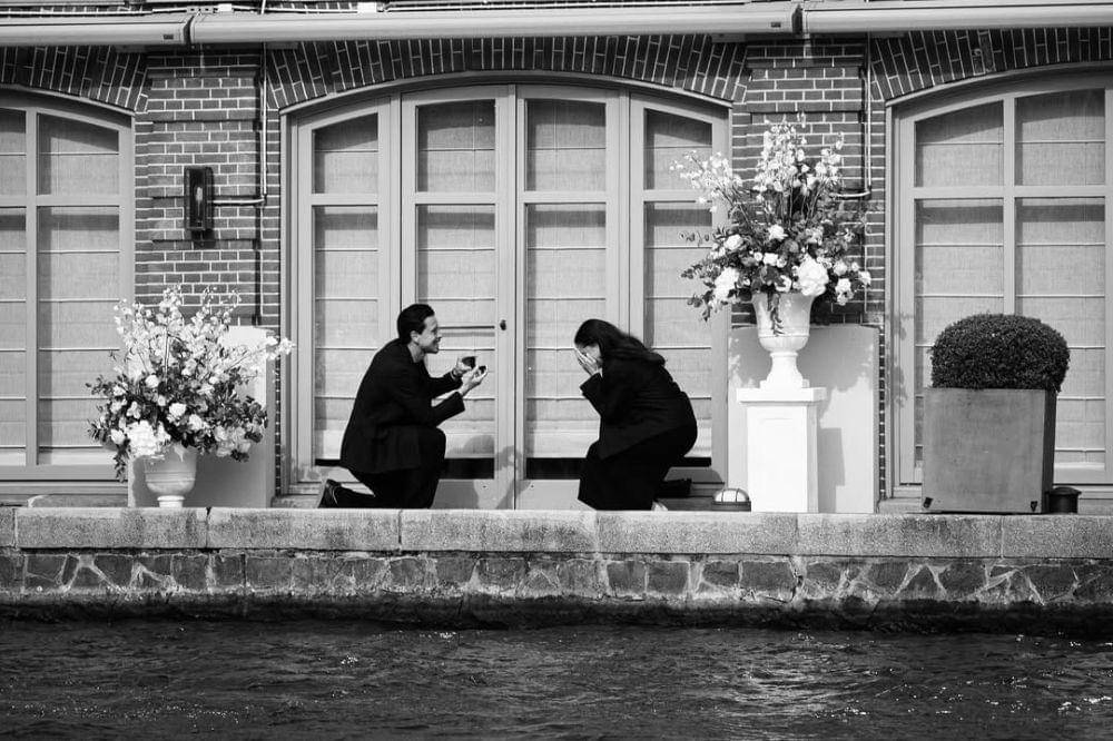 Thom Haye lamar kekasihnya