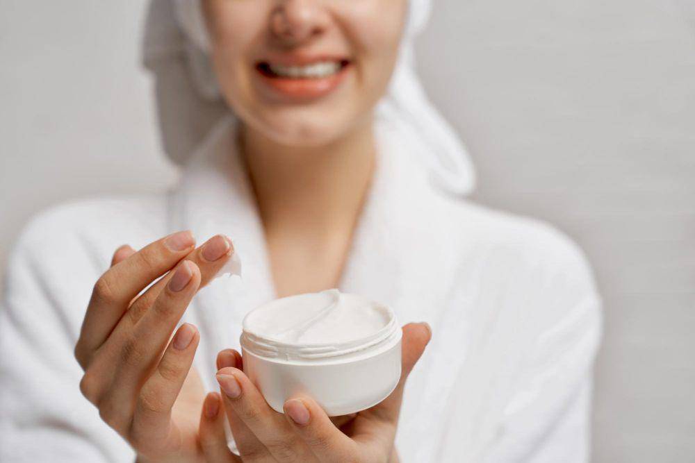 Ilustrasi wanita menggunakan skincare (freepik.com/ArtPhoto_studio)