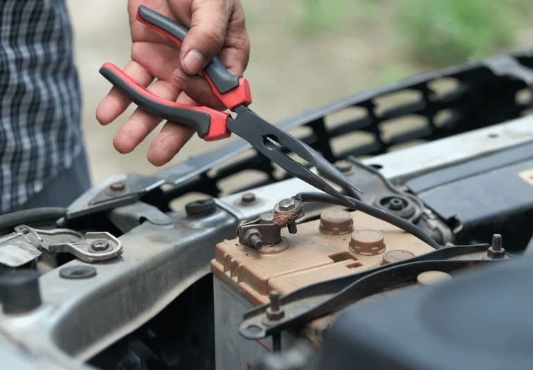 7 Bahaya Mengisi Air Aki Mobil Terlalu Penuh, Bisa Bikin Mesin Rusak?