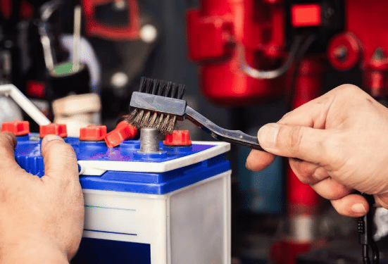 7 Bahaya Mengisi Air Aki Mobil Terlalu Penuh, Bisa Bikin Mesin Rusak?