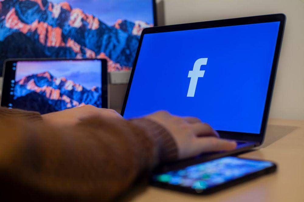 ilustrasi media sosial Facebook (pexels.com/Luca Sammarco)