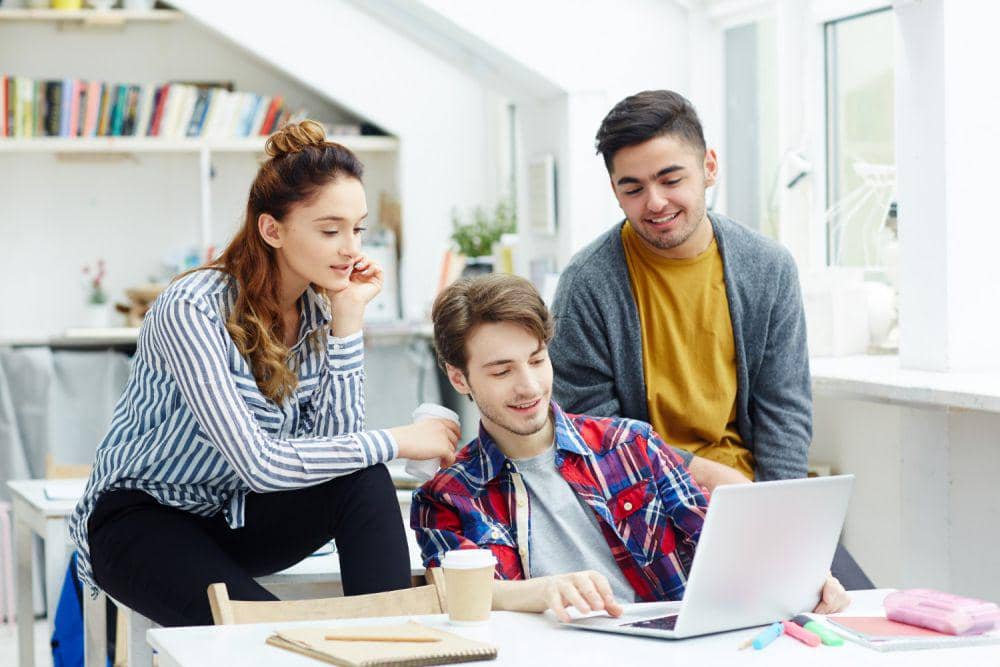 Ilustrasi anak muda bekerja di kantor (freepik.com/pressfoto)