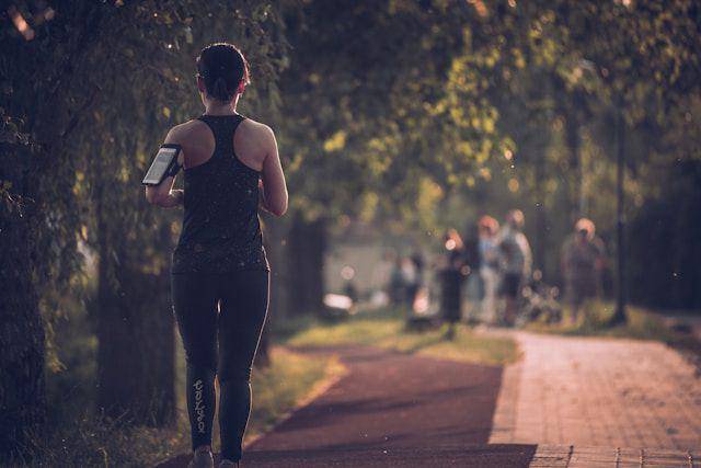 ilustrasi jalan kaki membakar lemak (unsplash.com/Jozsef Hocza)