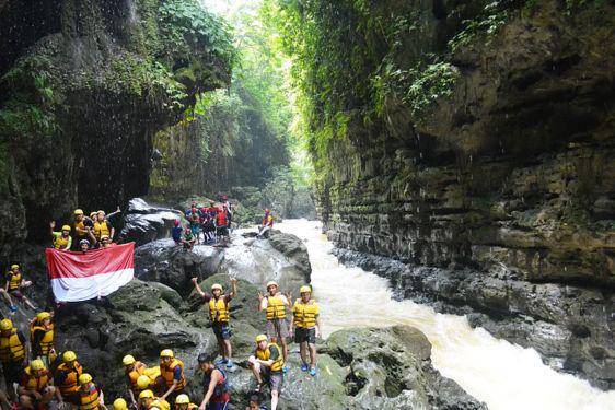 9 Tempat Wisata Pangandaran, Susuri Green Canyon yang Bikin Deg-degan!