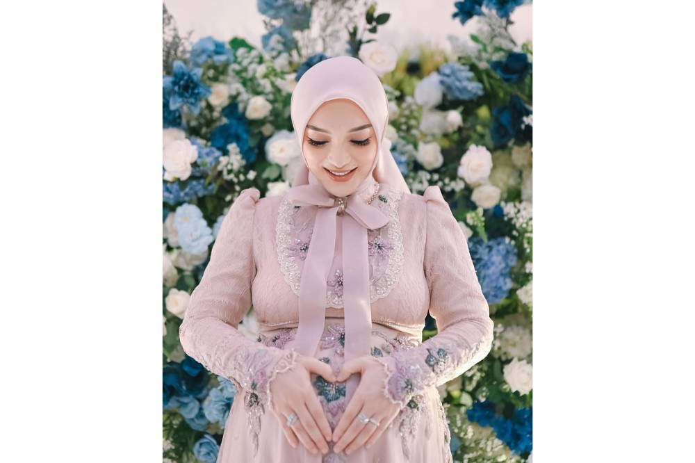 Model Kebaya untuk Tasyakuran Kehamilan yang Terinspirasi dari Artis 7.png