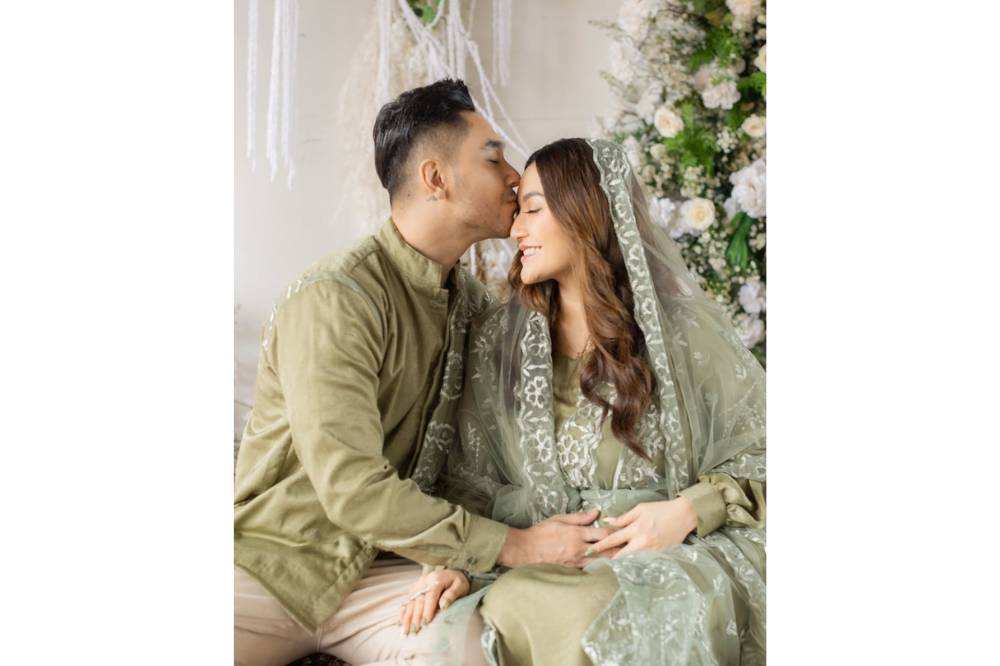 Model Kebaya untuk Tasyakuran Kehamilan yang Terinspirasi dari Artis 8.png