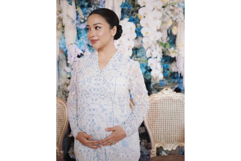 Model Kebaya untuk Tasyakuran Kehamilan yang Terinspirasi dari Artis 4.png
