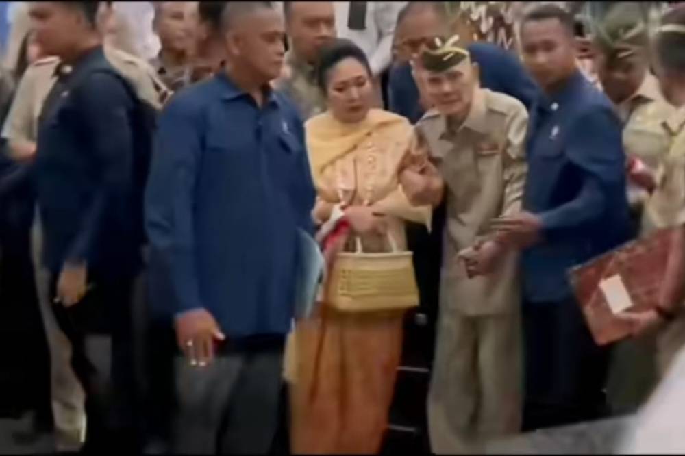 Viral video Pak Try Sutrisno digandeng Bu Titiek Soeharto