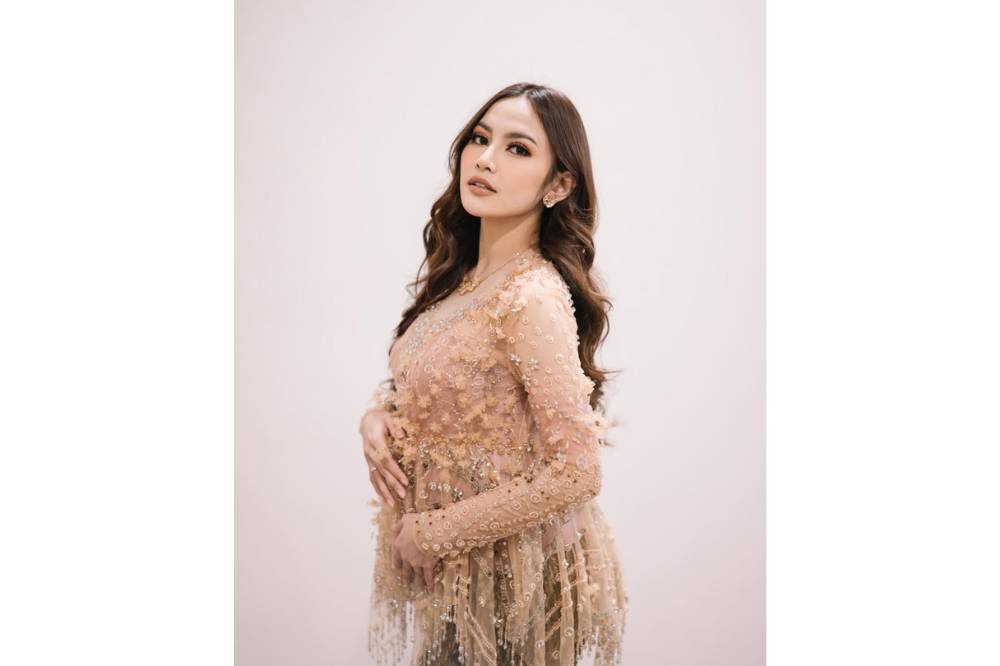Model Kebaya untuk Tasyakuran Kehamilan yang Terinspirasi dari Artis 2.png