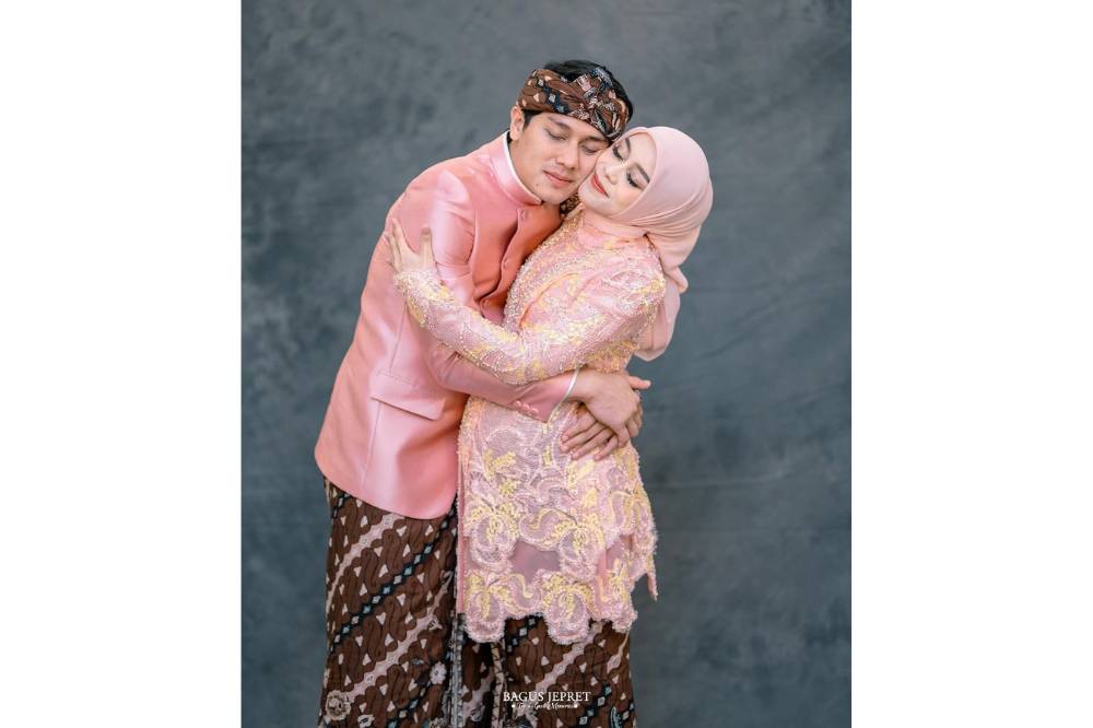Model Kebaya untuk Tasyakuran Kehamilan yang Terinspirasi dari Artis 5.png