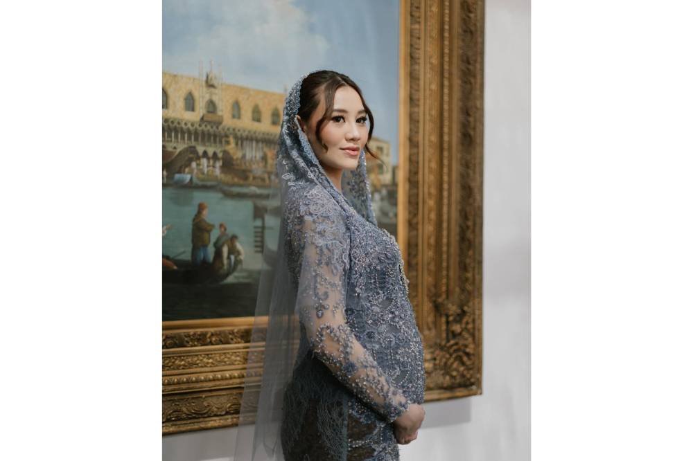 Model Kebaya untuk Tasyakuran Kehamilan yang Terinspirasi dari Artis 1.png
