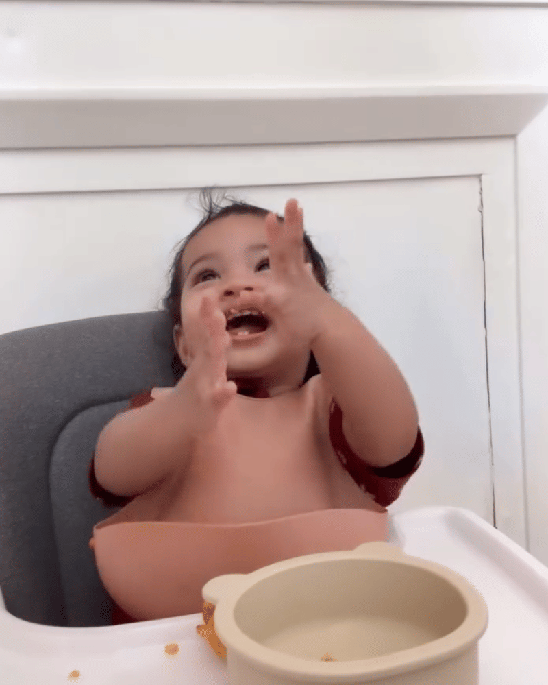 Selesai makan, Humaira tepuk tangan bangga pada dirinya sendiri.png