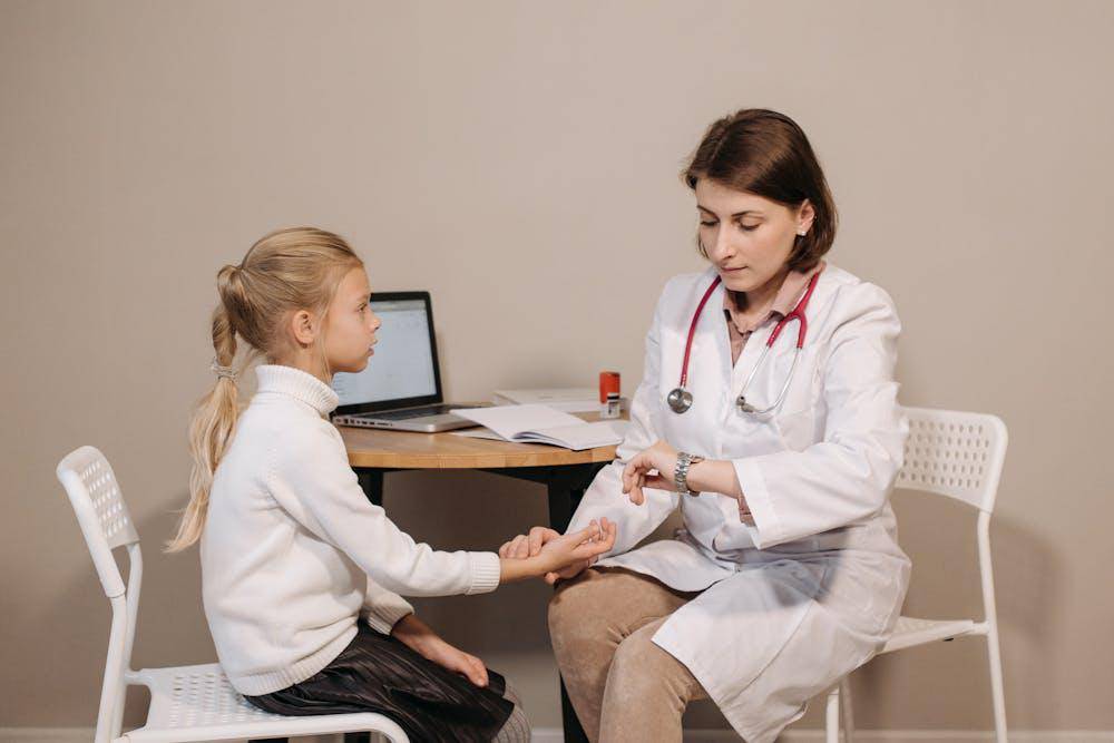 anak periksa ke dokter