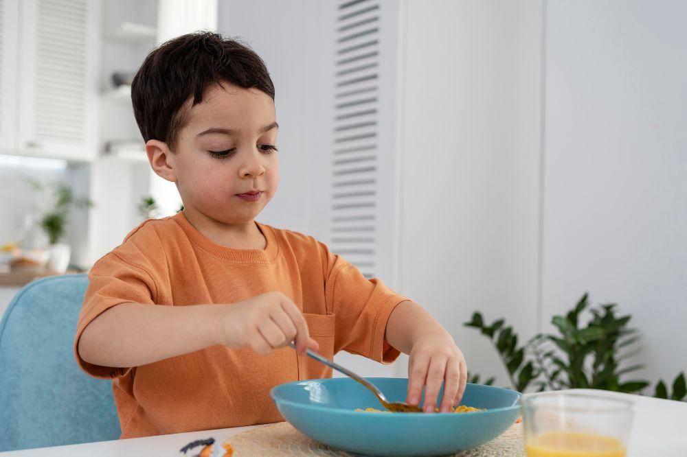 Anak sedang makan