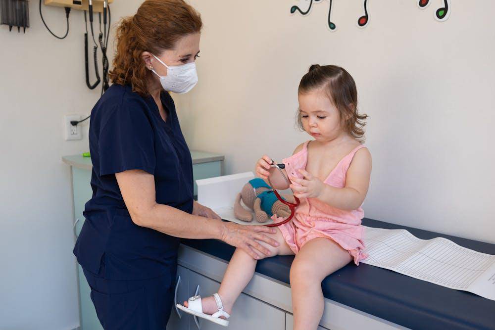 anak periksa ke dokter