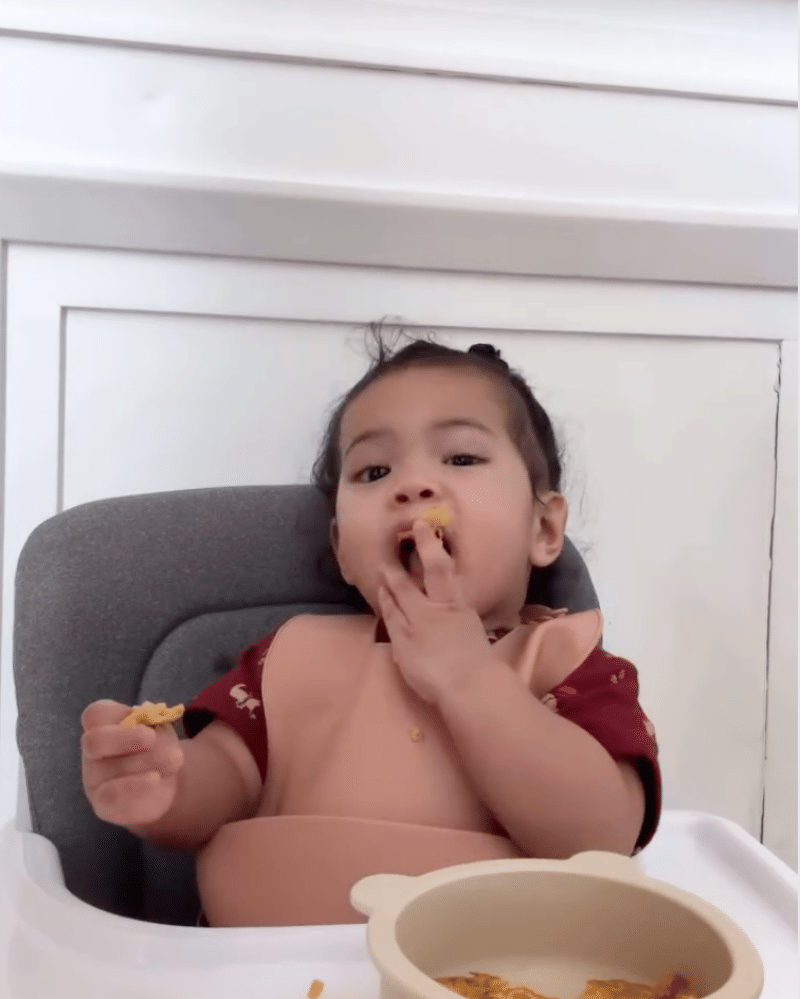 Selesai menyapa, Humaira kembali fokus menyantap sarapannya.png