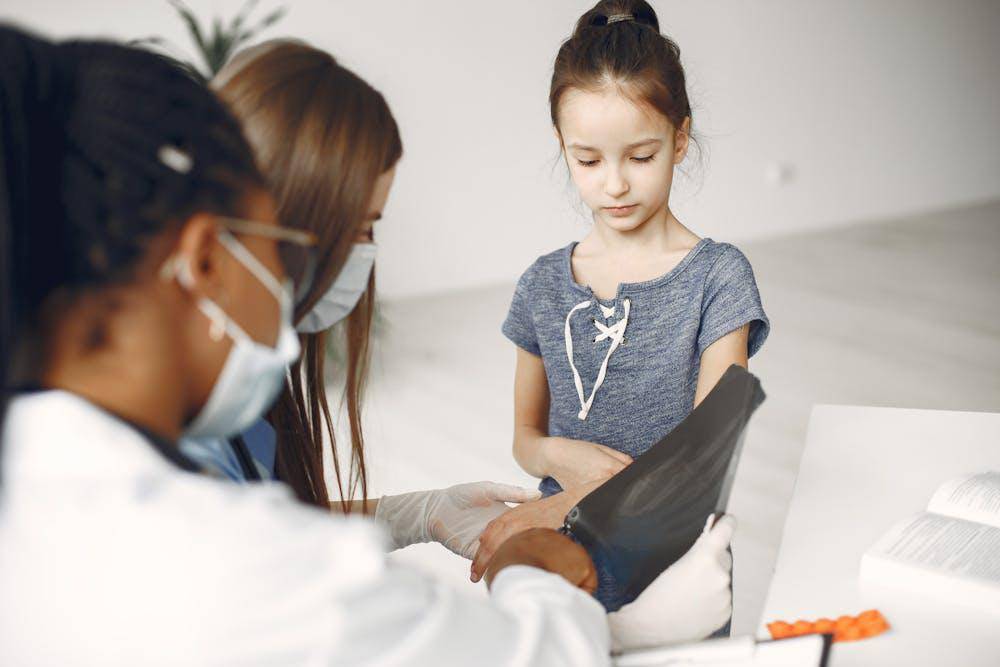 anak periksa ke dokter