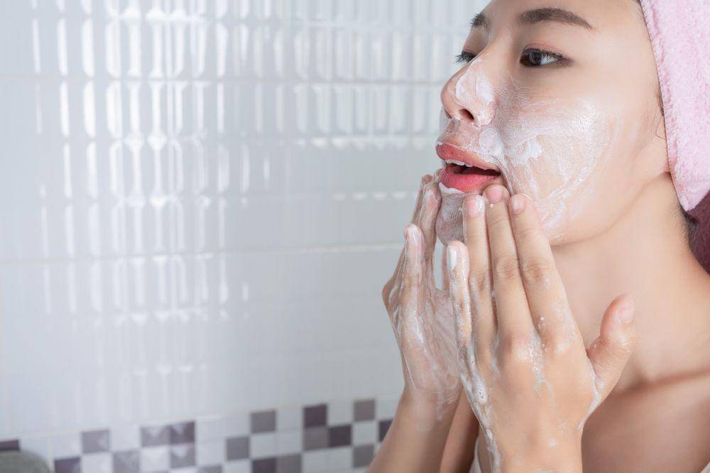 perempuan cuci muka.jpg