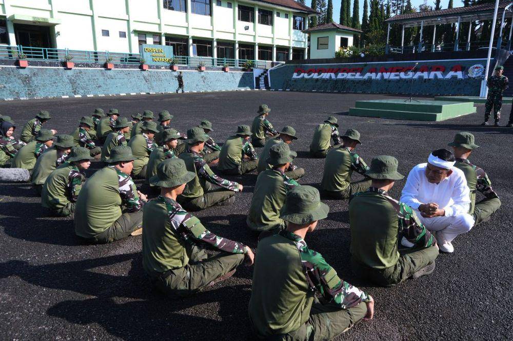 Siswi di barak militer tidak mau pulang
