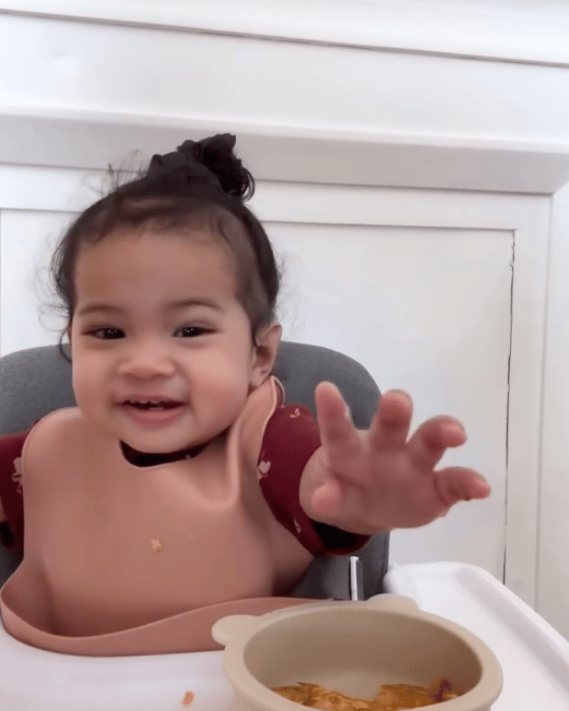 Sambil makan, Humaira menyapa netizen dengan gaya menggemaskan.png