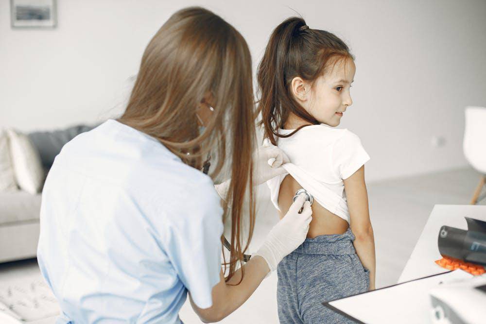 anak periksa ke dokter