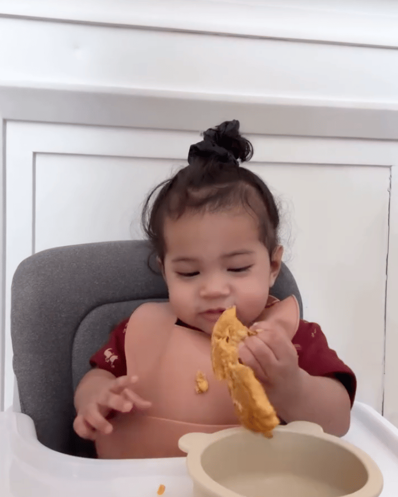 Karena tak sabar, Humaira akhirnya ambil semua telur sekaligus.png