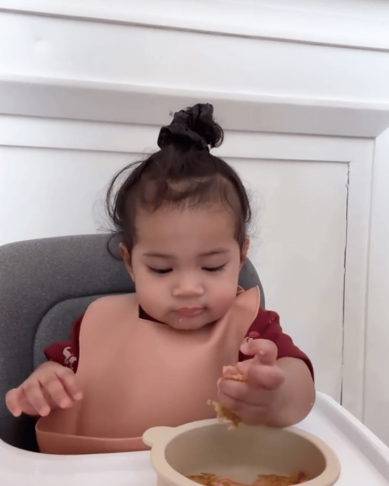 Humaira langsung ambil potongan telur dengan tangan mungilnya.png