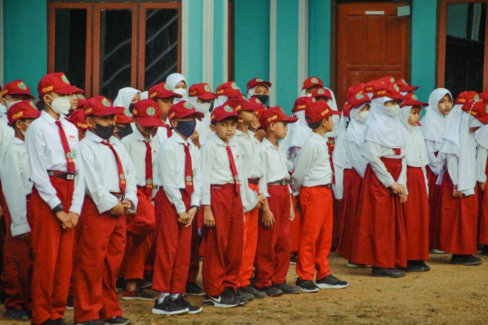 Anak SD berbaris