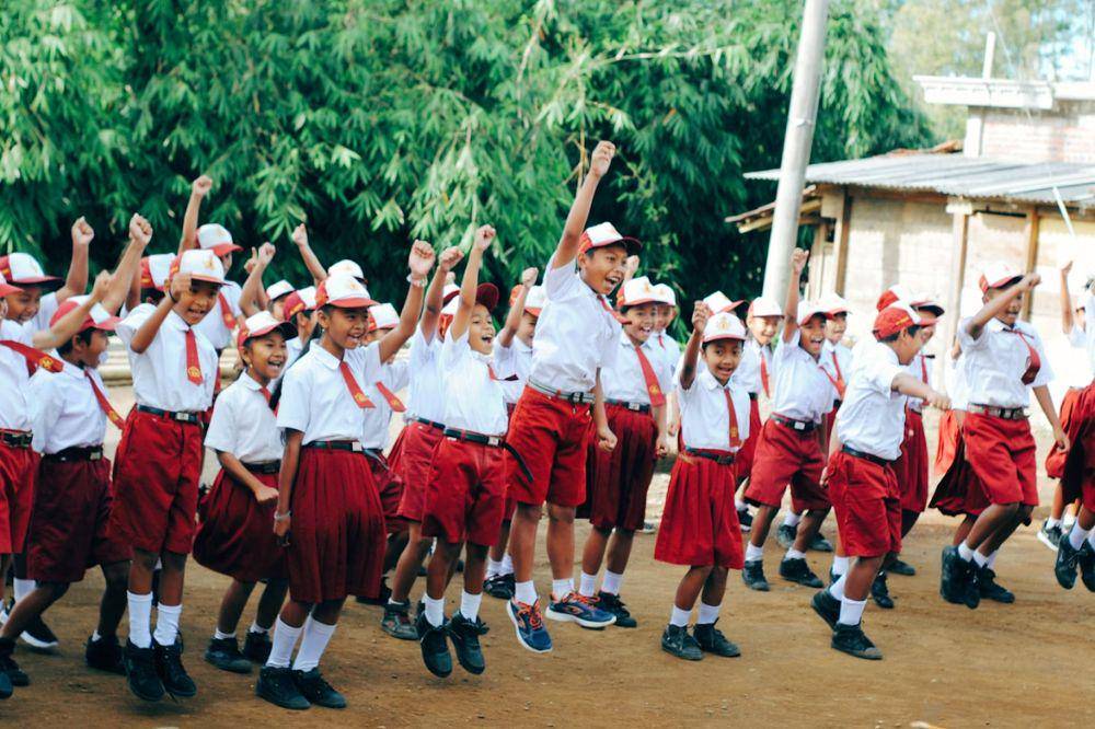 Anak SD bersorak