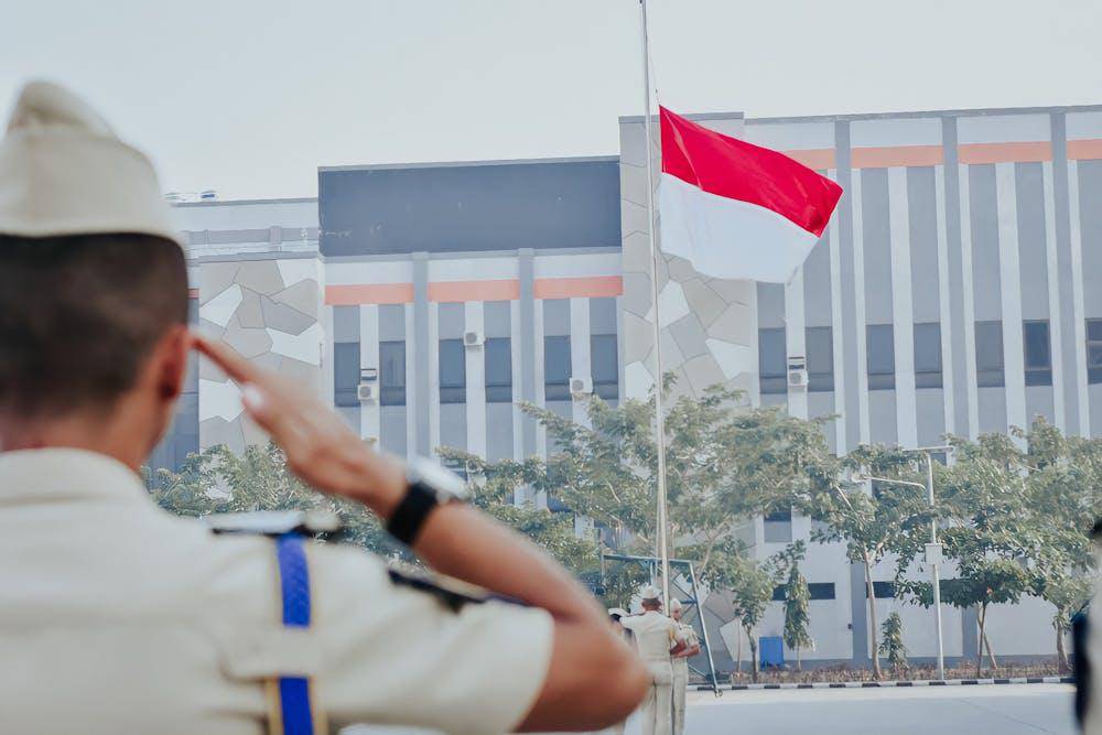 hormat ke bendera merah putih indonesia
