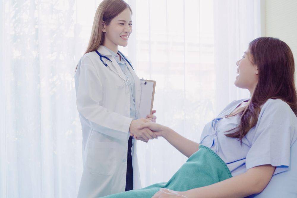 perempuan berkonsultasi dengan dokter 2.jpg