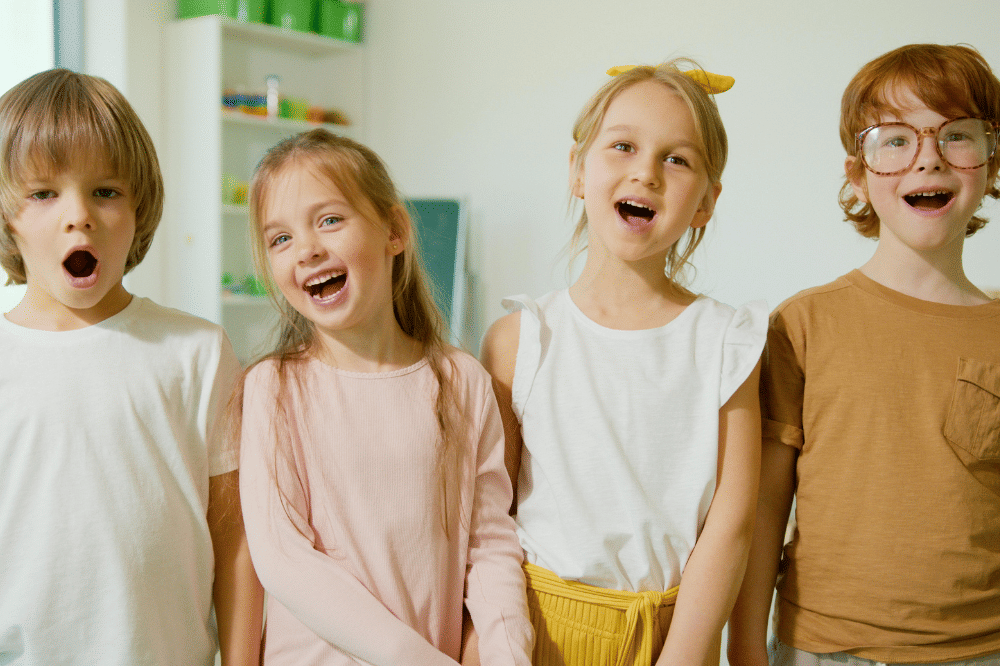 Anak menyanyi bersama-sama