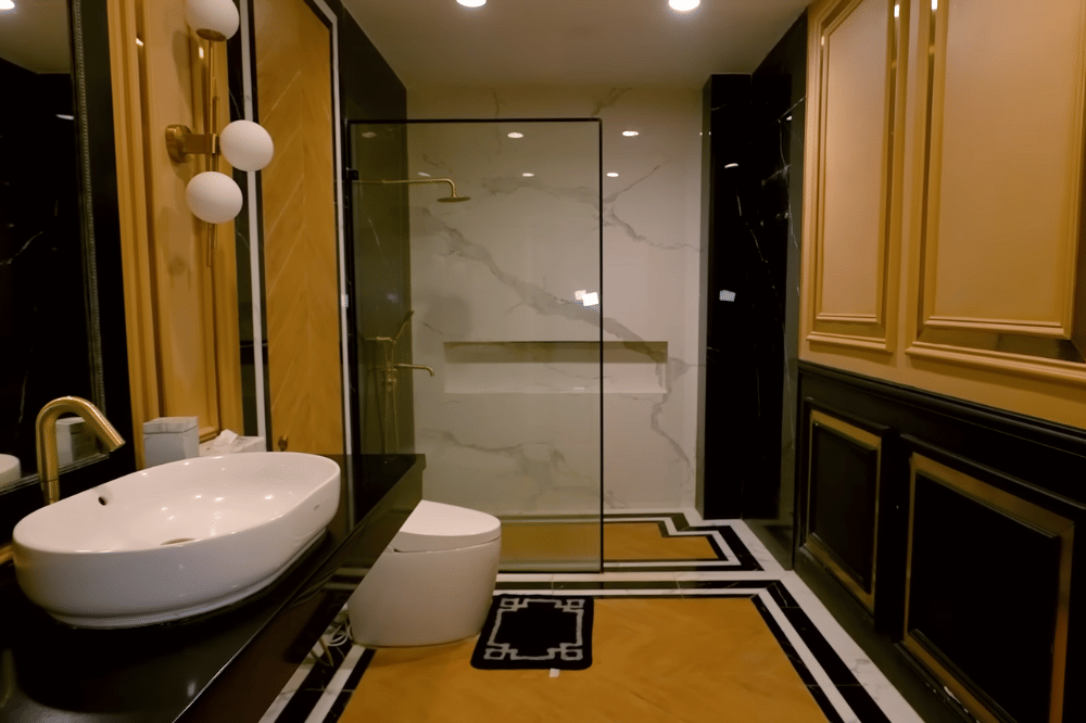 Foto kamar mandi pada tamu di rumah Tasyi Athasyia