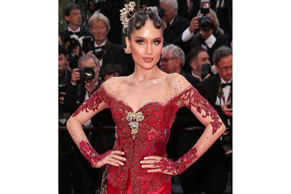 7 Pesona Cinta Laura Berkebaya Merah di Festival Film Cannes 2025 (3).jpg