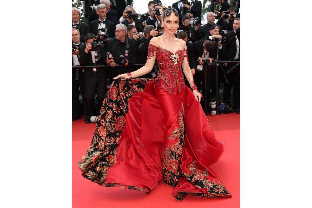 7 Pesona Cinta Laura Berkebaya Merah di Festival Film Cannes 2025 (7).jpg