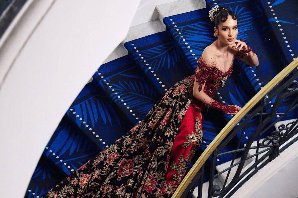 7 Pesona Cinta Laura Berkebaya Merah di Festival Film Cannes 2025 (4).jpg