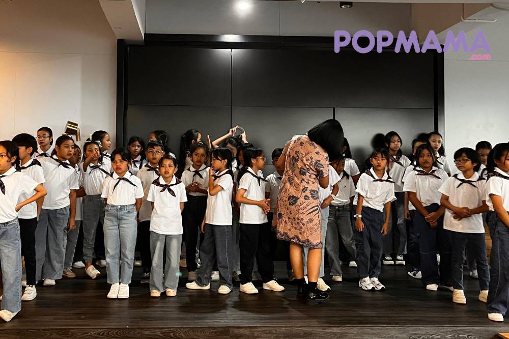 Anak-anak Choir Cikal sedang latihan sebelum ke panggung