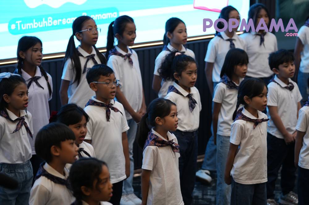 Choir Cikal di panggung
