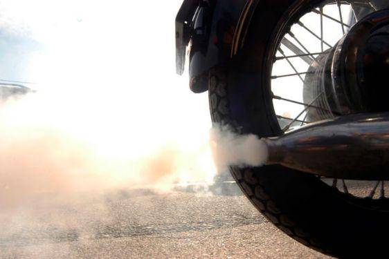 6 Penyebab Asap Hitam pada Motor, Benarkah Oli Jadi Masalah.jpg