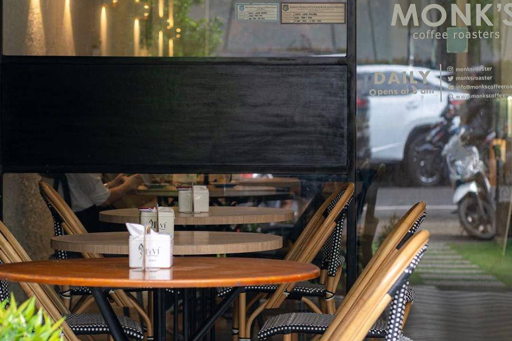 Monks - 10 Tempat Nongkrong di Medan yang Bikin Betah Berlama-lama.jpg