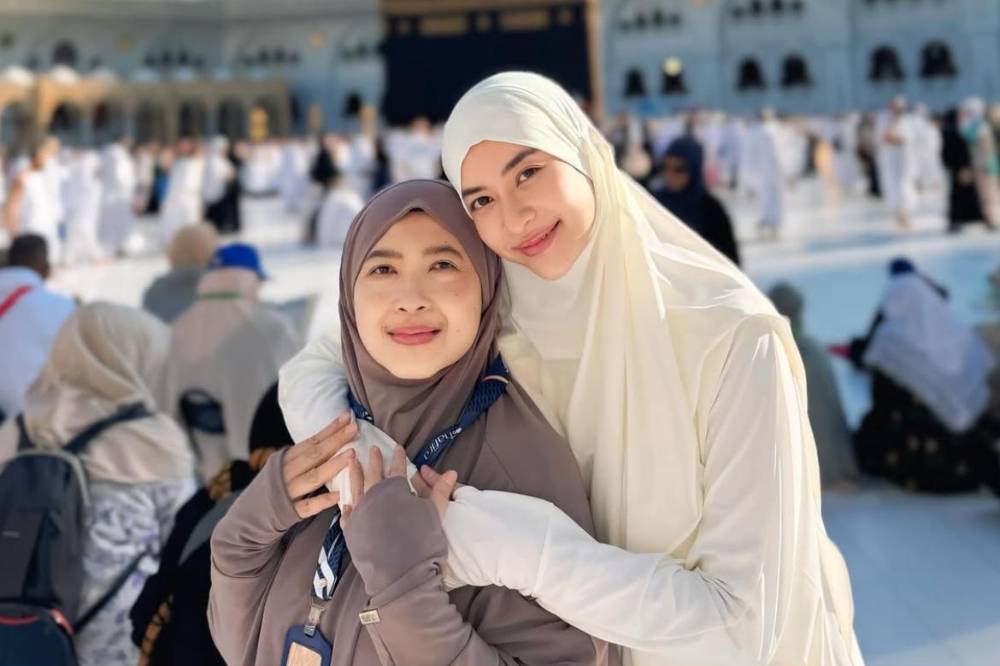 Elvira Devinamira dan keluarga