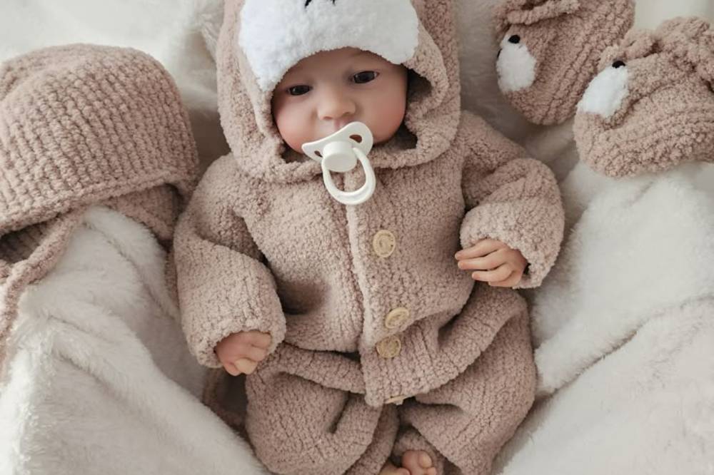 Bayi mengenakan baju tebal.png