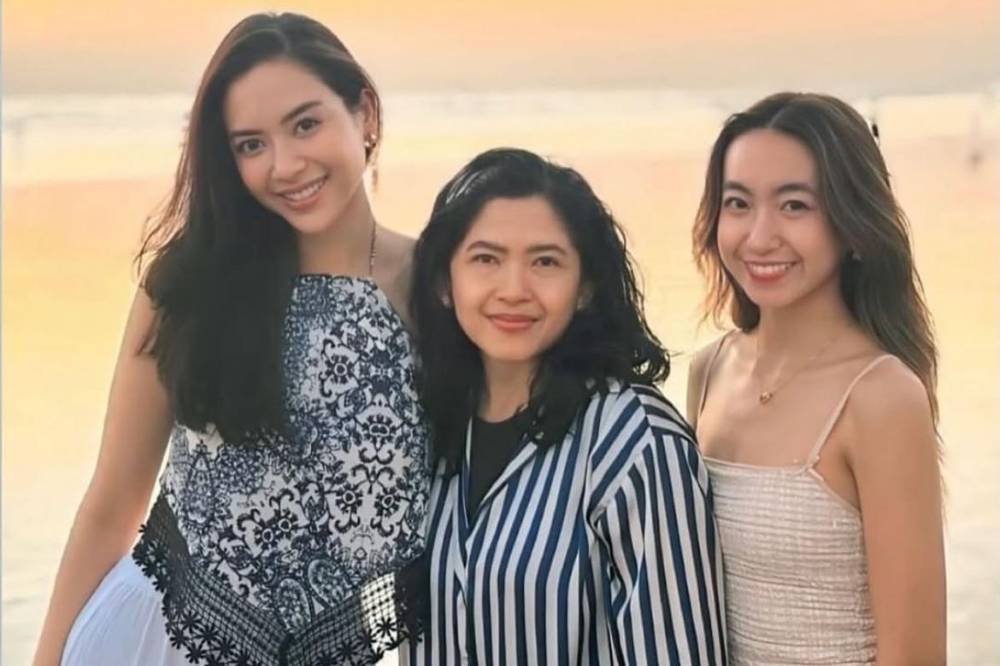 Elvira Devinamira dan keluarga