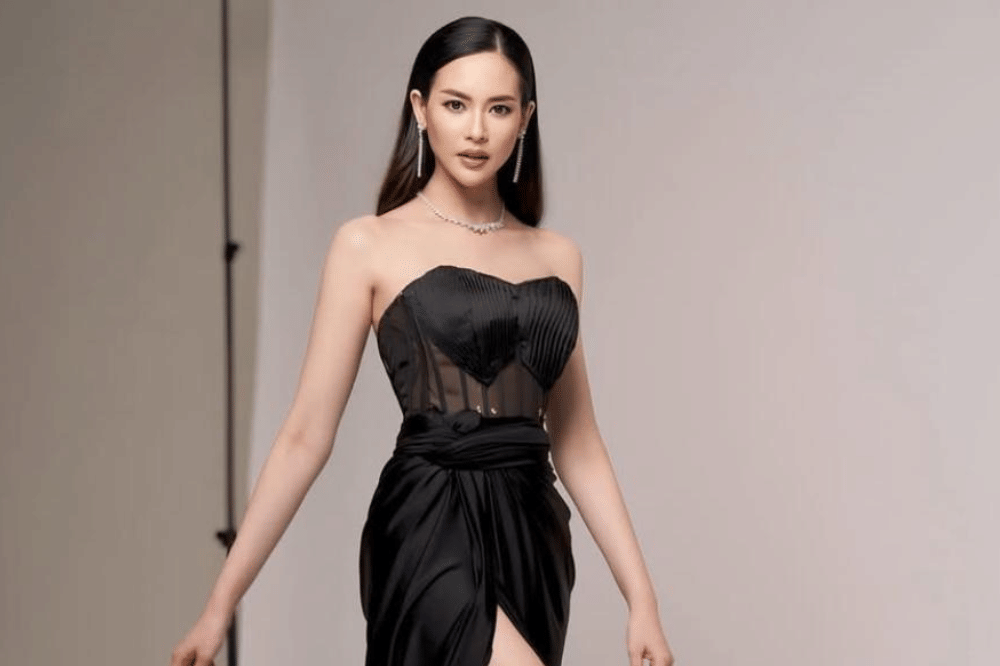 Elvira Devinamira dan keluarga