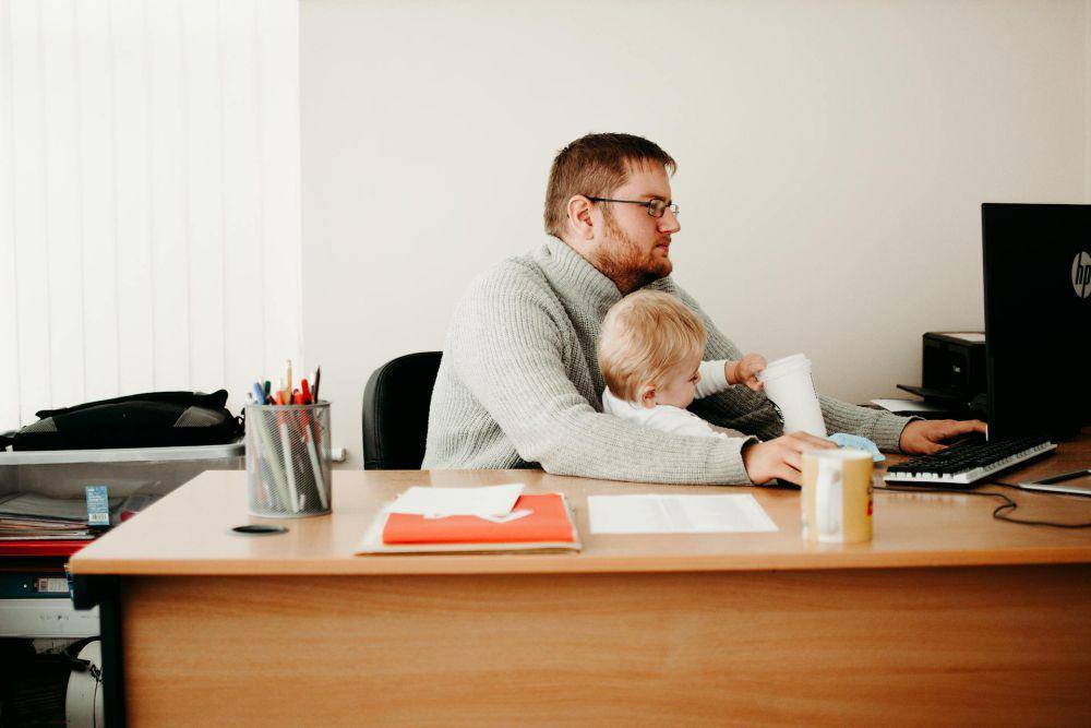ilustrasi seorang ayah work from home (pexels.com/Lisa from Pexels)